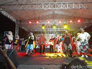Serunya Menyaksikan Pertunjukan Tari pada Akhir Pekan di Alun-alun Demak