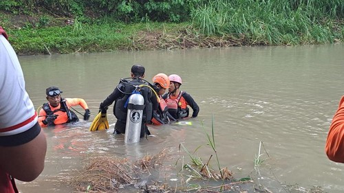 Petugas SAR Gabungan saat melakukan proses evakuasi korban tenggelam di sungai Pangkungbuluh, Desa Kaliakah, Kecamatan Negara, Kabupaten Jembrana, Bali, Sabtu (27/4/2024). (dok. Polsek Negara)