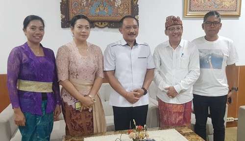 Pj Bupati Klungkung I Nyoman Jendrika (tengah) bersama unsur panitia penyelenggara Event Festival Semarapura ke 6, Jumat (26/4/2024).