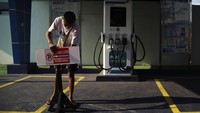 PT PLN (Persero) Unit Induk Wilayah Maluku dan Maluku Utara akan menambah lima unit stasiun pengisian kendaraan listrik umum (SPKLU) sebagai bentuk dukungan kepada pemerintah dalam penggunaan energi yang ramah lingkungan. 