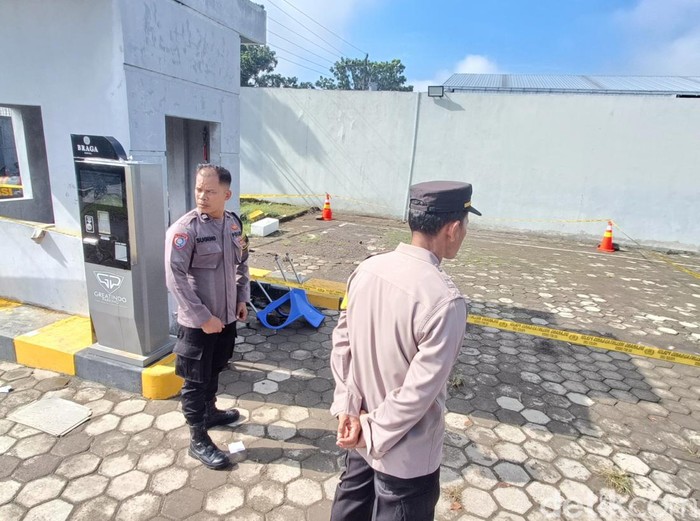 Polisi berjaga di lokasi penembakan seorang juru parkir Hotel Braga, Kecamatan Sokaraja, Kabupaten Banyumas, Sabtu (27/4/2024).