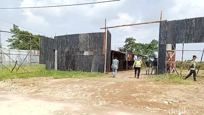 Polisi membongkar gedung diduga dijadikan tempat penyimpanan BBM ilegal di Palembang.