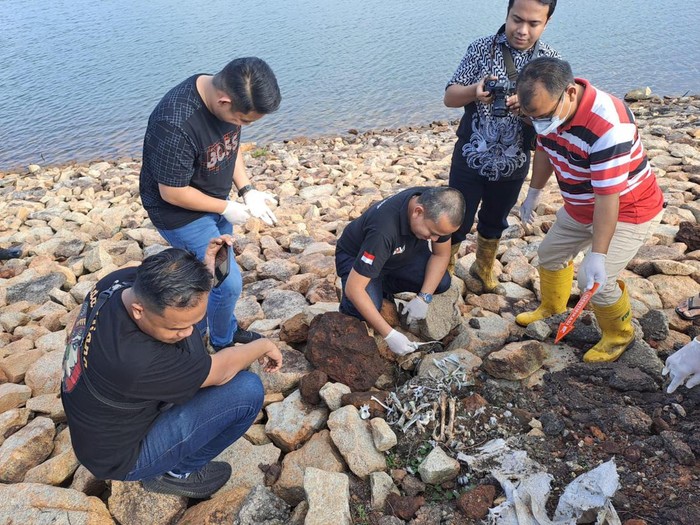 Polisi mengecek  diduga tulang manusia yang ditemukan di area Dam Sei Ladi, Lubuk Baja, Batam.(Dok Polsek Lubuk Baja)