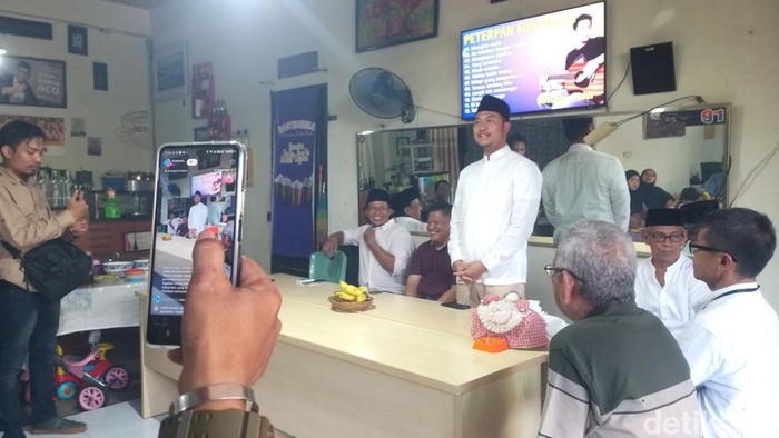 Politikus Gerindra yang juga mantan Bupati Sinjai Andi Seto Gadhista Asapa saat bersilaturahmi dengan warga di Jalan Sukaria, Kecamatan Panakkukang, Makassar. Foto: Sahrul Alim/detikSulsel