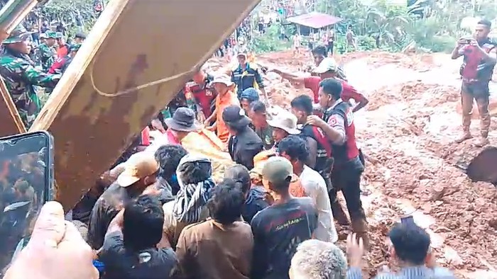 Proses evakuasi korban longsor di Toraja Utara.