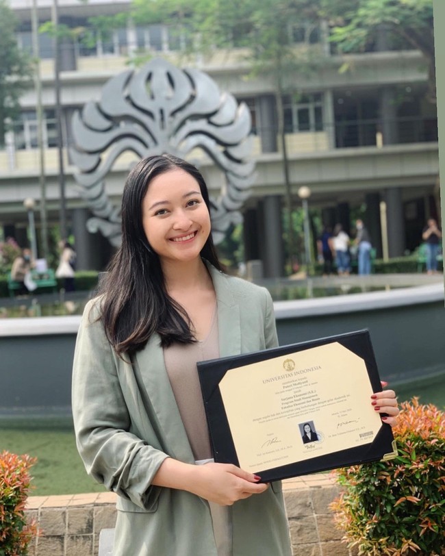 Tak hanya mendapat gelar akademis dalam universitas bergengsi di Indonesia, ia juga merupakan sarjana jurusan Sains dari University of Groningen di Belanda.  Foto: Instagram Puteri Modiyanti