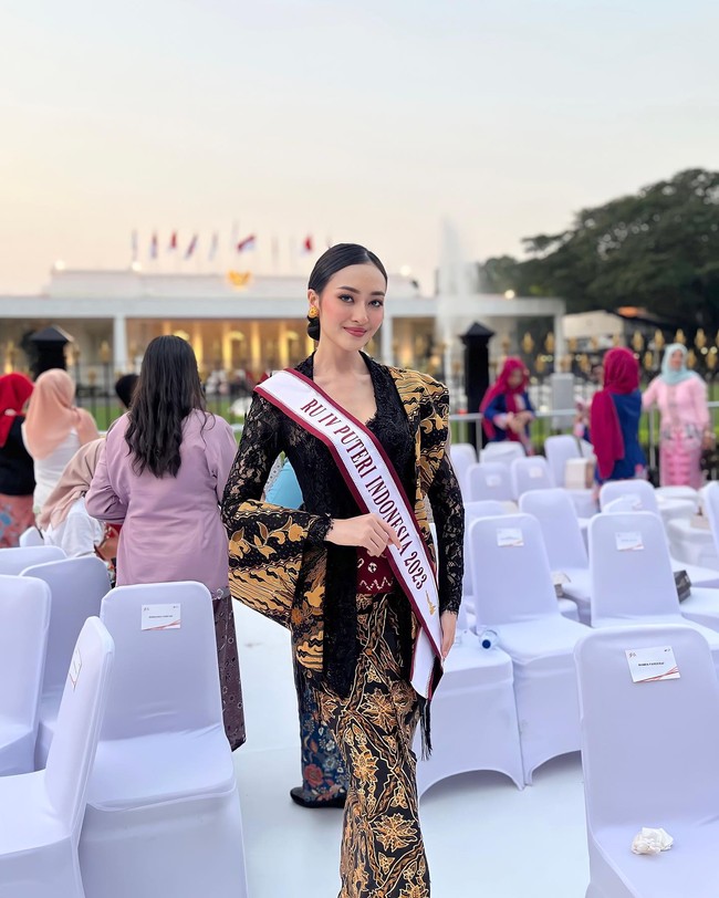 Puteri juga kerap memamerkan gaya cantiknya. Sebagai finalis Puteri Indonesia, ia banyak mengunggah pose-pose menawan saat berbaju tradisional.  Foto: Instagram Puteri Modiyanti