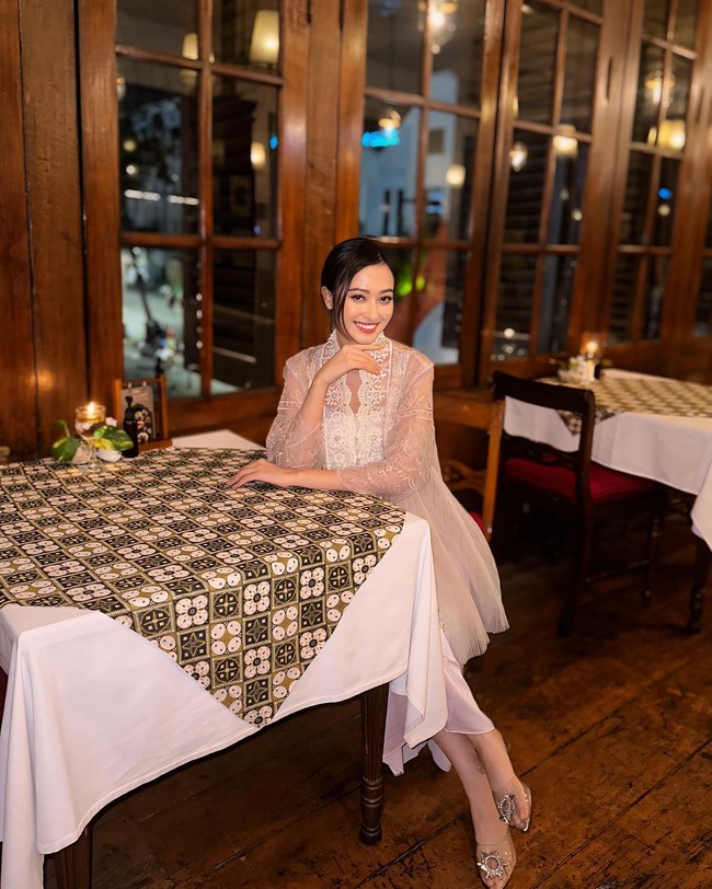 Selain cantik, wanita 26 tahun tersebut dikenal dengan sederet prestasinya. Puteri sendiri telah lulus dari Fakultas Ekonomi dan Bisnis di Universitas Indonesia.  Foto: Instagram Puteri Modiyanti