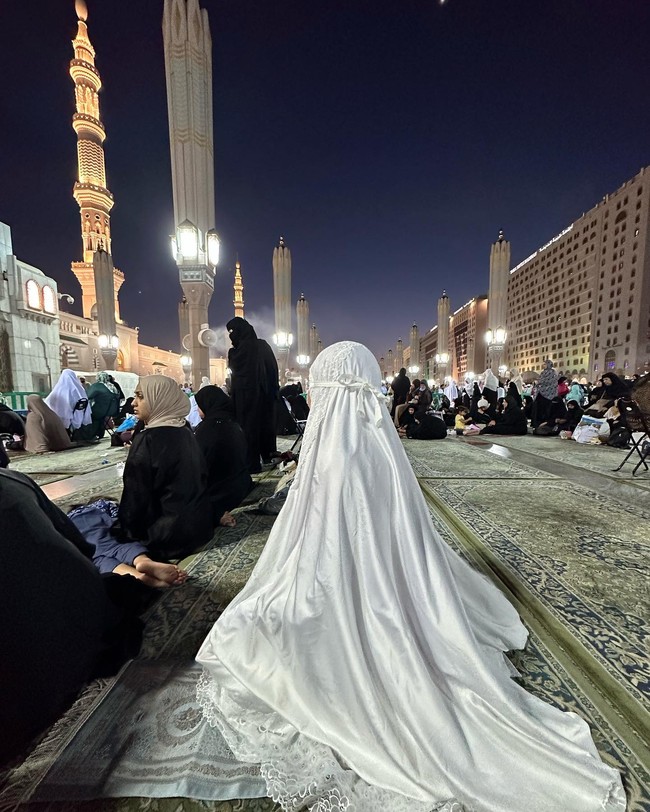 Potret Puteri ketika menunaikan umrah pun mengundang sorotan. Di media sosial, beredar kabar bahwa Puteri menjalani ibadah bersama dengan keluarga ayahnya. Dikatakan jika Tommy yang membawa ketiga anaknya, termasuk Puteri untuk pergi ke Tanah Suci bersama. Tapi sampai saat ini tidak ada foto yang menampikan kebersaman mereka. Foto: Instagram Puteri Modiyanti