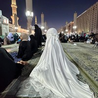 Potret Puteri ketika menunaikan umrah pun mengundang sorotan. Di media sosial, beredar kabar bahwa Puteri menjalani ibadah bersama dengan keluarga ayahnya. Dikatakan jika Tommy yang membawa ketiga anaknya, termasuk Puteri untuk pergi ke Tanah Suci bersama. Tapi sampai saat ini tidak ada foto yang menampikan kebersaman mereka. Foto: Instagram Puteri Modiyanti