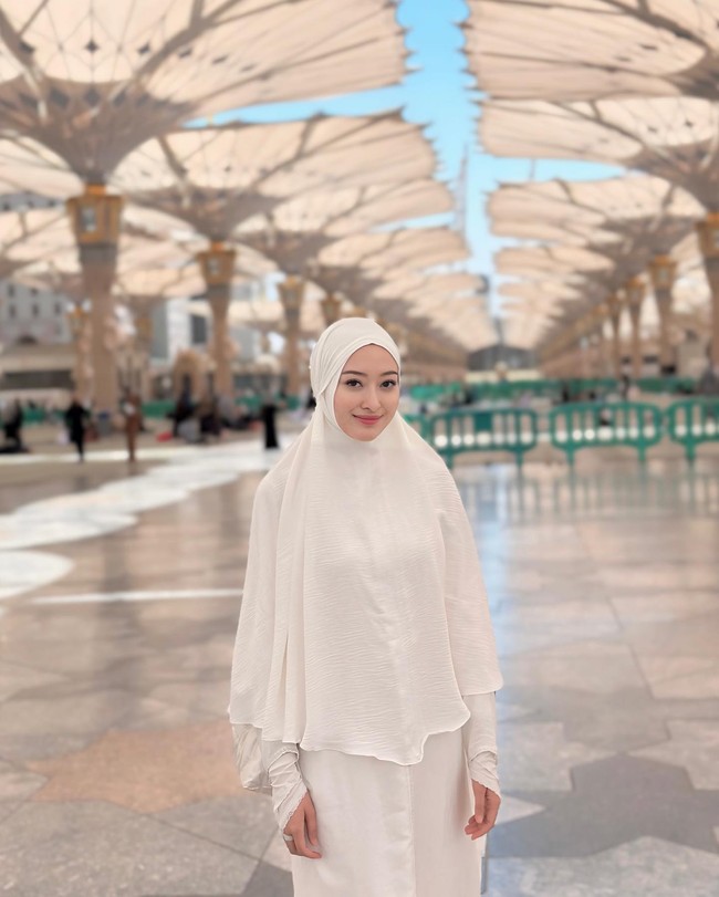 Di media sosial, beredar kabar bahwa Puteri Modiyanti adalah cucu mantan presiden Soeharto. Putri mantan model dan aktris, Sandy Harun, itu disebut sebagai anak dari Tommy Soeharto. Foto: Instagram Puteri Modiyanti