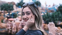 Ranty Maria bersama keluarga damn Rayn Wijaya diketahui tengah berlibur di Jepang. Rayn Wijaya melamar dengan latar pemandangan Tokyo DisneySea. Foto: dok. Instagram Ranty Maria