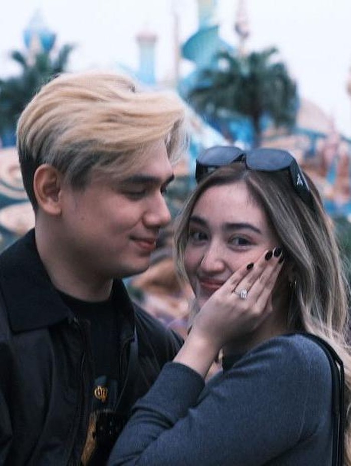 10 Selebritas Ini Sudah Dilamar, Kabar Pernikahannya Ditunggu pada 2026