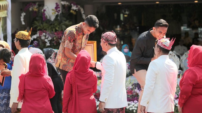 Rizky Ridho dan Marselino Ferdinan dapat penghargaan dari Eri Cahyadi usai kemenangan Timnas di Sea Games 2023.