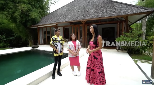 Di halaman belakang juga terdapat rumah lain yang berfungsi sebagai vila bagi keluarga atau teman-teman mereka yang ingin menginap. (Foto: YouTube/Trans7 Official)