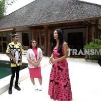 Di halaman belakang juga terdapat rumah lain yang berfungsi sebagai vila bagi keluarga atau teman-teman mereka yang ingin menginap. (Foto: YouTube/Trans7 Official)