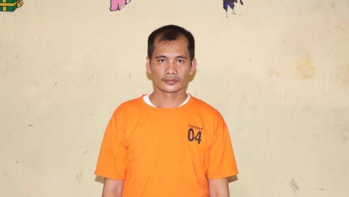 Safrin Zebua berbaju tahanan usai ditahan polisi (Foto: Dok. Polres Nias Selatan)