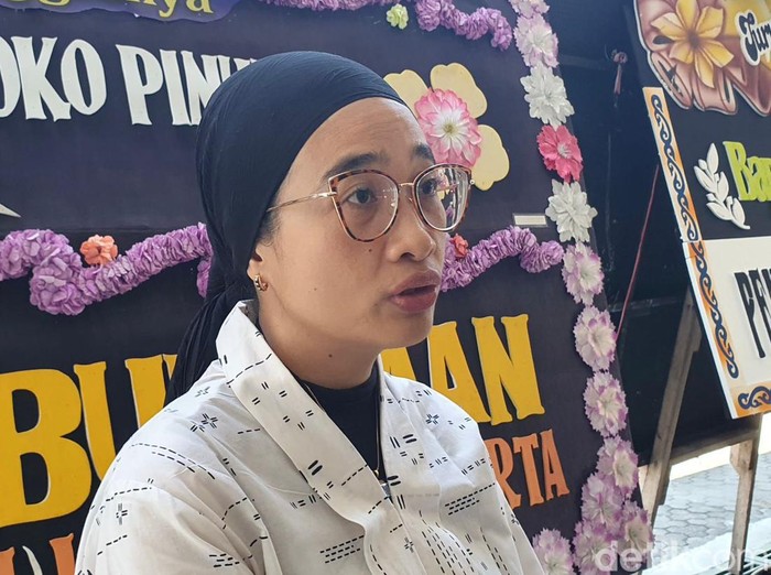 Sastrawan Okky Madasari melayat mendiang penyair Joko Pinurbo yang disemayamkan di rumah duka PUKY, Sonosewu, Kabupaten Bantul, Sabtu (27/4/2024).
