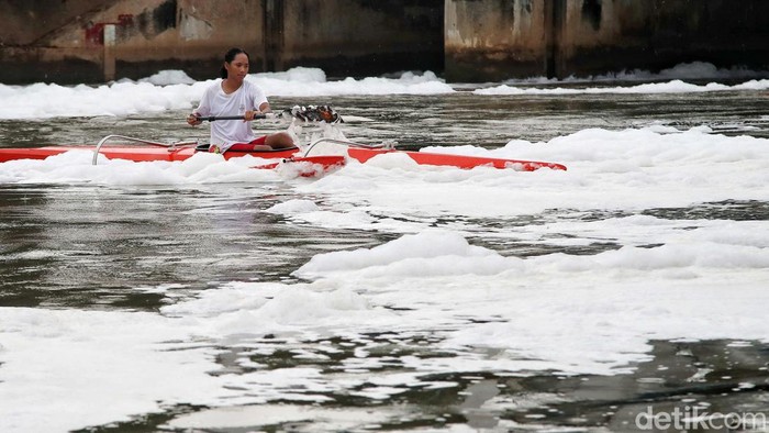 Sejumlah atlet dayung DKI Jakarta berlatih di sungai Banjir Kanal Timur, Jakarta Utara, Kamis (25/4/2024).