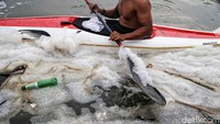 Namun sayang, sungai yang menjadi lokasi latihan itu kotor oleh limbah busa dan sampah. 