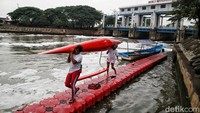 Para atlet tetap semangat latihan di sungai yang kotor tersebut. 