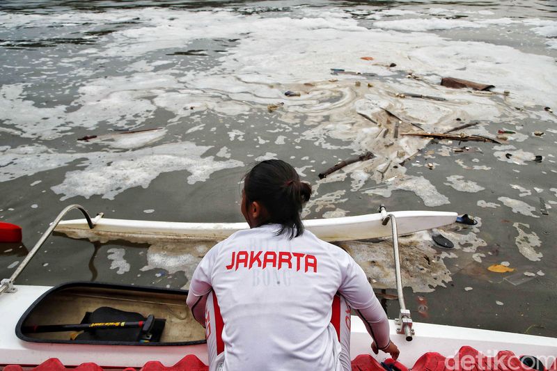 Sejumlah atlet dayung DKI Jakarta berlatih di sungai Banjir Kanal Timur, Jakarta Utara, Kamis (25/4/2024).