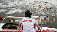 Tampak busa putih mengambang di permukaan sungai yang menjadi lokasi latihan atlet dayung.