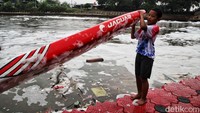 Limbah busa itu juga menempel di perahu para atlet. 