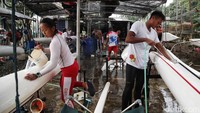 Perahu-perahu dibersihkan setelah digunakan untuk latihan di sungai yang kotor tersebut. 