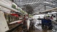 Perahu-perahu dibersihkan dengan cara dicuci. 