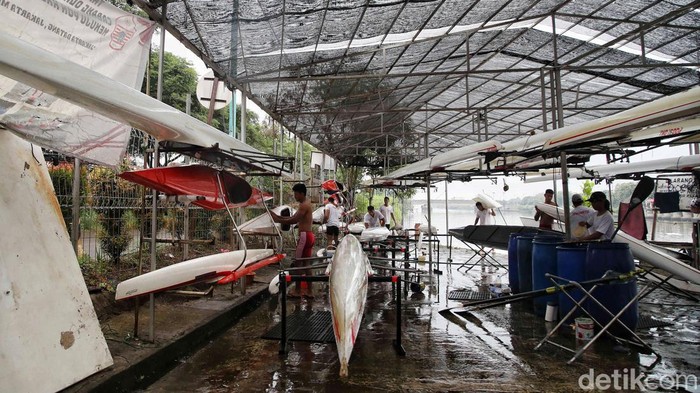 Sejumlah atlet dayung DKI Jakarta berlatih di sungai Banjir Kanal Timur, Jakarta Utara, Kamis (25/4/2024).