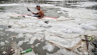 Sejumlah altet dayung Jakarta berlatih di Kanal Banjir Timur, Jakut, Kamis (25/4/2024).