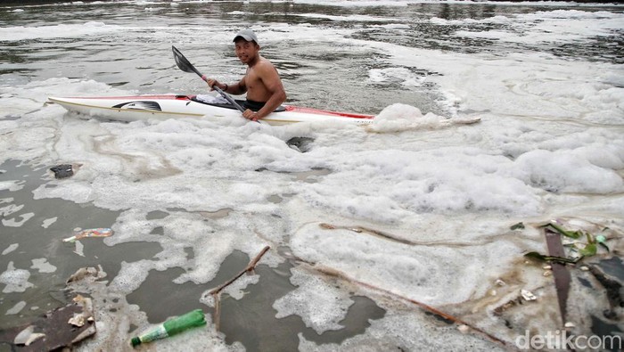 Semangat Atlet Dayung Jakarta Berlatih di Antara Limbah Busa Sejumlah atlet dayung DKI Jakarta berlatih di sungai Banjir Kanal Timur, Jakarta Utara, Kamis (25/4/2024).