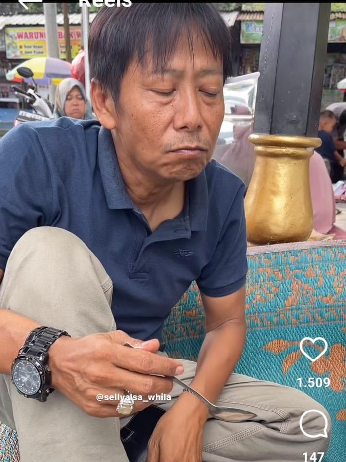 Shin Tae-yong KW saat sedang makan degan di Telaga Ngebel Ponorogo.