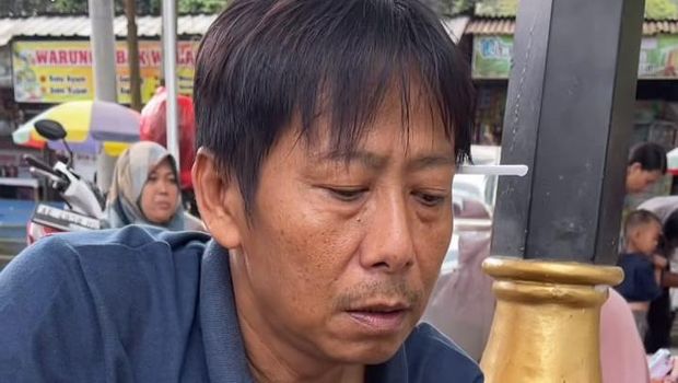 Shin Tae-yong KW saat sedang makan degan di Telaga Ngebel Ponorogo.