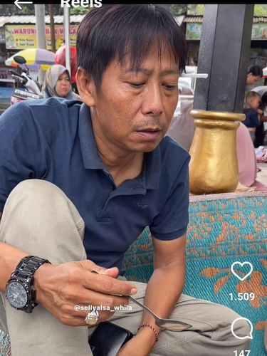 Shin Tae-yong KW saat sedang makan degan di Telaga Ngebel Ponorogo.