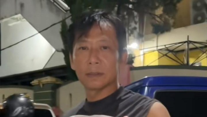 Shin Tae-yong KW saat sedang makan degan di Telaga Ngebel Ponorogo.
