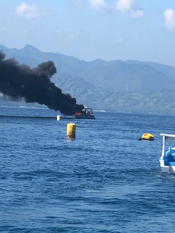 Speed Boat terbakar saat parkir di perairan Gili Trawangan, Lombok Utara, Sabtu (27/4/2024). (Humas Polres Lombok Utara)