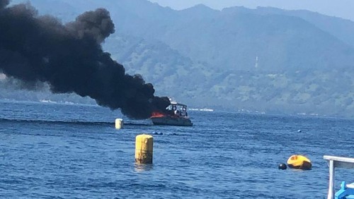 Speed Boat terbakar saat parkir di perairan Gili Trawangan, Lombok Utara, Sabtu (27/4/2024). (Humas Polres Lombok Utara)