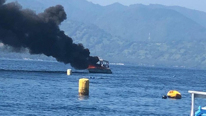 Speed Boat terbakar saat parkir di perairan Gili Trawangan, Lombok Utara, Sabtu (27/4/2024). (Humas Polres Lombok Utara)