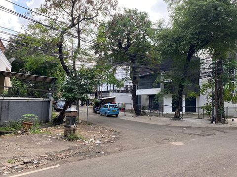 Suasana sekitar hotel di kawasan Senopati, Jaksel, tempat remaja perempuan berinisial FA (16) tewas akibat overdosis saat open BO dengan dua pria, Sabtu (27/4/2024),