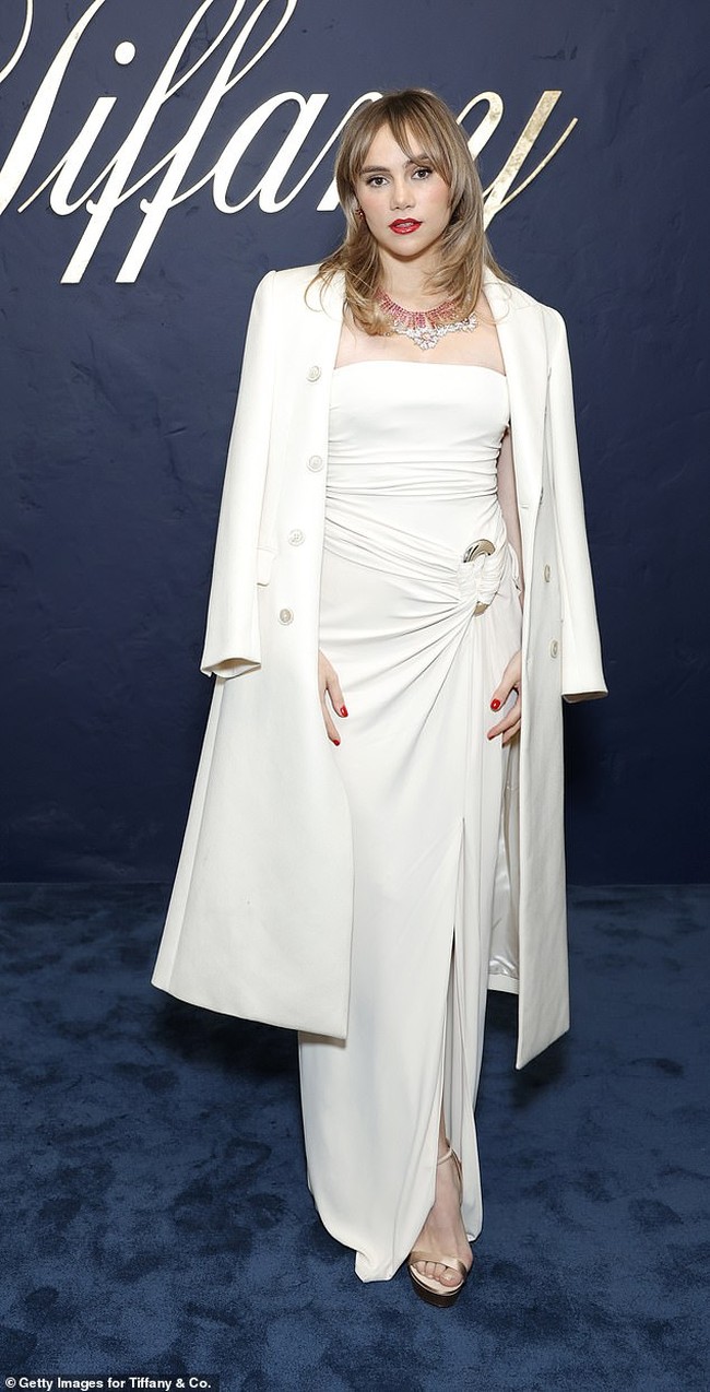 Satu bulan setelah melahirkan, Suki Waterhouse sempat tampil di acara Tiffany & Co. di Beverly Hills, AS. Perutnya pun sudah terlihat rata. Foto: Stefanie Keenan/Getty Images for Tiffany & Co.