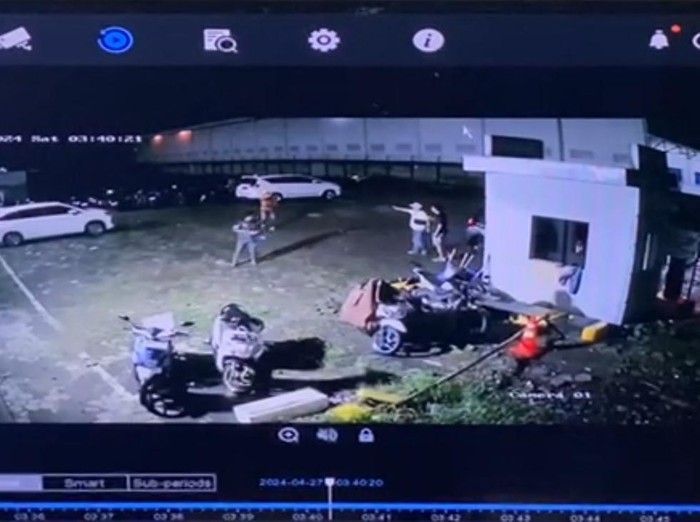 Tangkapan layar rekaman CCTV kasus penembakan juru parkir oleh pengunjung tempat hiburan malam di Hotel Braga, Kecamatan Sokaraja, Kabupaten Banyumas, Sabtu (27/4/2024) dini hari.