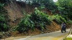 Tebing Setinggi 20 Meter Longsor Timbun Jalan di Lebak