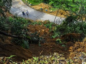 Tebing Setinggi 20 Meter Longsor Timbun Jalan di Lebak