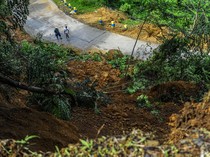 Tebing Setinggi 20 Meter Longsor Timbun Jalan di Lebak
