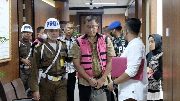 Kejagung menetapkan lima tersangka baru dalam kasus korupsi komoditas timah di Bangka Belitung (Babel). Satu dari lima tersangka itu disebut-sebut merupakan pemilik Maskapai PT Sriwijaya Air.