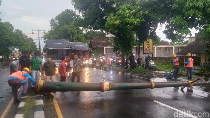 Tiang PJU Jalan Jogja-Solo di Kecamatan Delanggu, Klaten roboh.