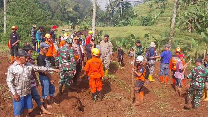 Upaya pencarian korban tertimbun longsor di Padalarang, Kabupaten Bandung Barat.