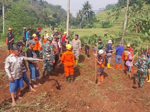 Keluarga Ikhlas Petani Opa Korban Longsor KBB Belum Ditemukan
